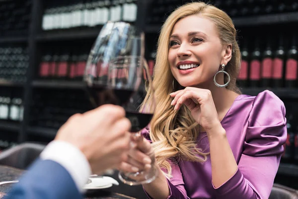 Mujer bebiendo vino con su novio en el restaurante - foto de stock