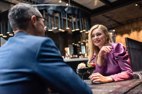 Couple adulte buvant des cocktails au restaurant de luxe — Photo de stock