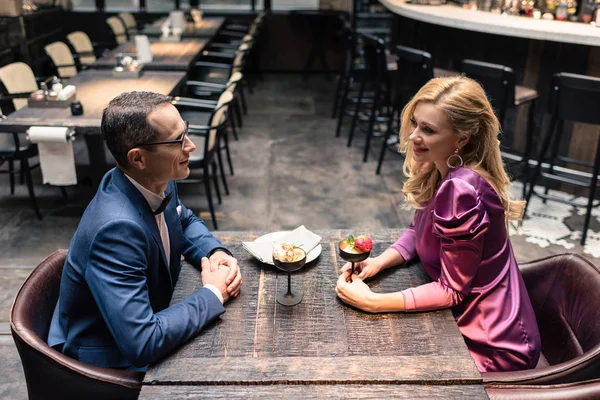 Hermosa pareja adulta bebiendo cócteles en un restaurante de lujo - foto de stock