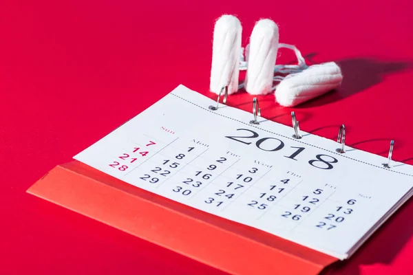 Tampões femininos de algodão e calendário em vermelho — Fotografia de Stock