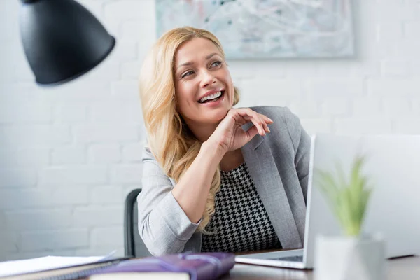 Felice donna d'affari guardando lontano in ufficio — Foto stock