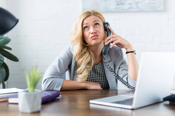 Femme d'affaires irritée parler par téléphone au bureau — Photo de stock