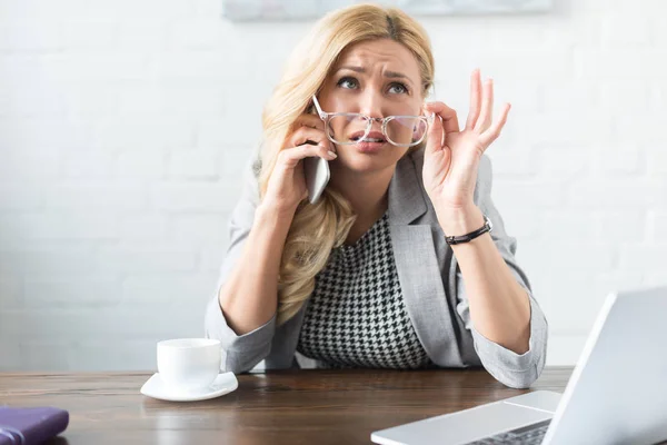 Geschäftsfrau spricht im Büro per Smartphone — Stockfoto