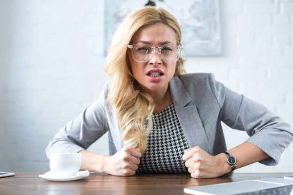 Irritierte Geschäftsfrau blickt mit Fäusten in Kamera — Stockfoto