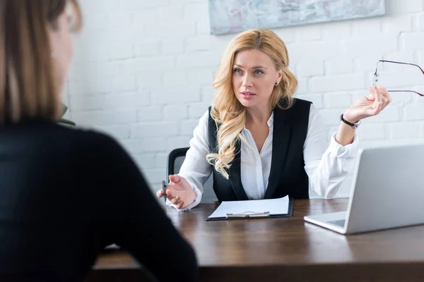 Beautiful businesswoman talking with coworker in office — Stock Photo