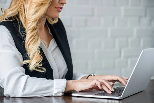 Imagen recortada de la mujer de negocios utilizando el ordenador portátil - foto de stock