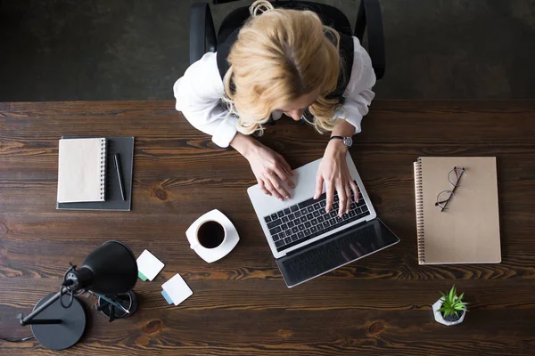 Vista superior de empresária usando laptop no escritório — Fotografia de Stock