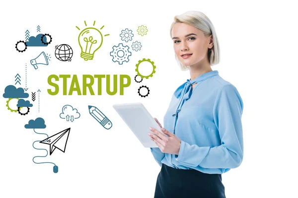 Hermosa mujer de negocios elegante utilizando la tableta digital y los iconos de inicio, aislado en blanco - foto de stock