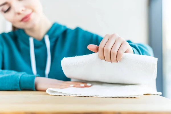 Nahaufnahme einer Frau mit sauberem weißen Handtuch — Stockfoto