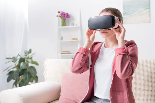 Chica con auriculares de realidad virtual en casa - foto de stock
