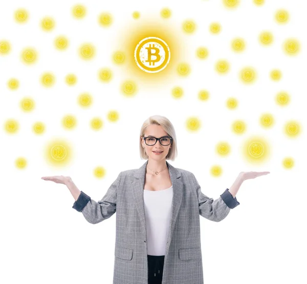 Atractiva mujer de negocios elegante con símbolo de bitcoin aislado en blanco - foto de stock