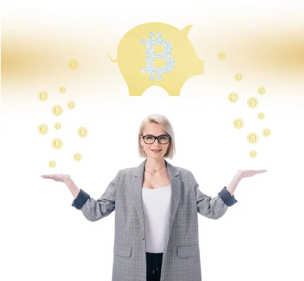 Mulher de negócios elegante atraente com bitcoin e símbolos de banco porquinho no branco — Fotografia de Stock