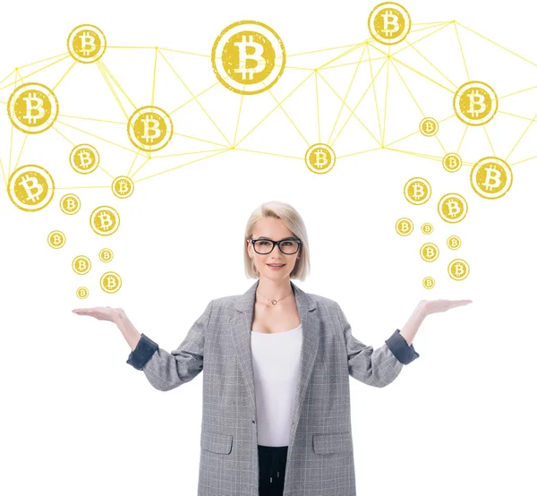 Atractiva mujer de negocios elegante con símbolos bitcoin aislados en blanco - foto de stock