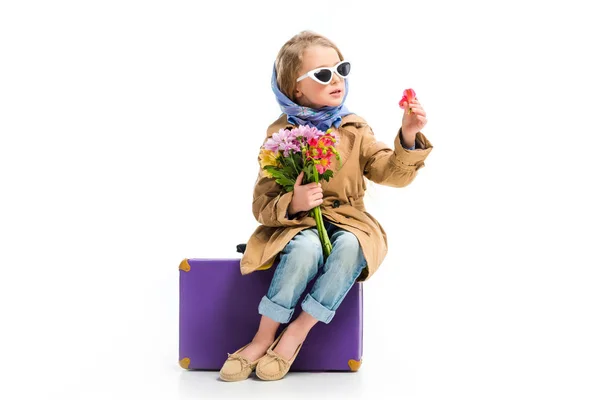Stilvolles Kind in Sonnenbrille und Kopftuch mit Blumenstrauß auf weißem Hintergrund — Stockfoto
