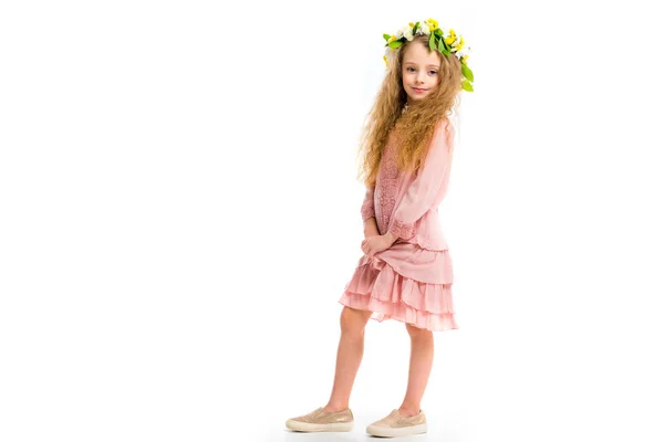 Kind in rosa Kleid trägt Kranzband aus Blumen isoliert auf weiß — Stockfoto
