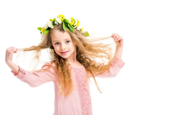 Lächelndes Kind trägt Kranzband aus Blumen und hält ihre Haare isoliert auf weiß — Stockfoto