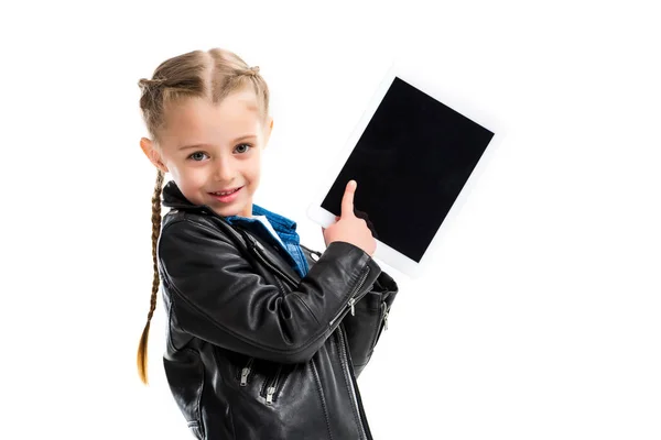 Retrato de niño con estilo con coletas apuntando a la pantalla del dispositivo digital aislado en blanco - foto de stock