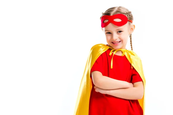 Aufgeregtes kleines Supergirl in gelbem Umhang mit roter Maske für Augen auf der Stirn isoliert auf weißem Grund — Stockfoto
