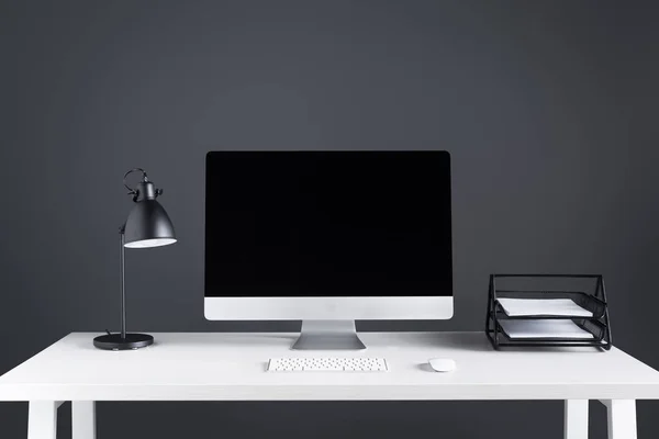 Moderner Desktop-Computer mit leerem Bildschirm, Tastatur und Computermaus auf dem Tisch — Stockfoto