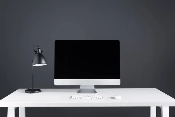 Настільний комп'ютер з порожній екран з клавіатури та комп'ютерної миші на таблиці — стокове фото