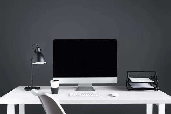 Настольный компьютер с чистым экраном с клавиатурой и компьютерной мышью на рабочем месте — стоковое фото