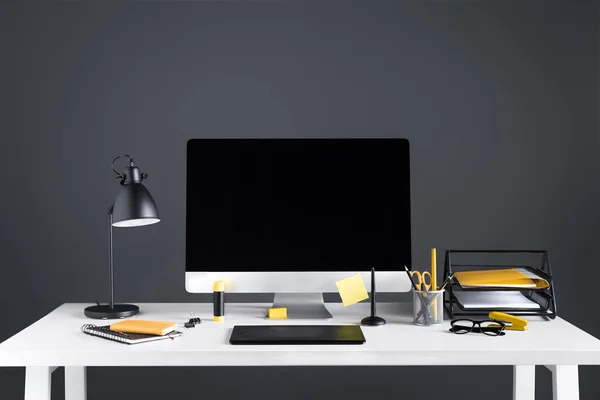 Ordinateur de bureau avec écran blanc, tablette graphique et fournitures de bureau sur le lieu de travail — Photo de stock