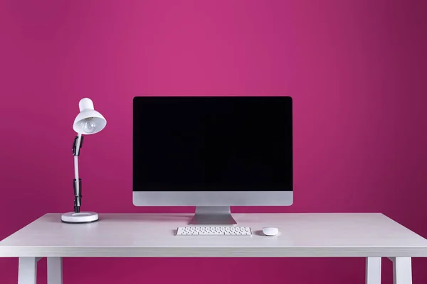 Настільний комп'ютер з порожнім екраном, клавіатурою, комп'ютерною мишкою та лампою на робочому місці — Stock Photo