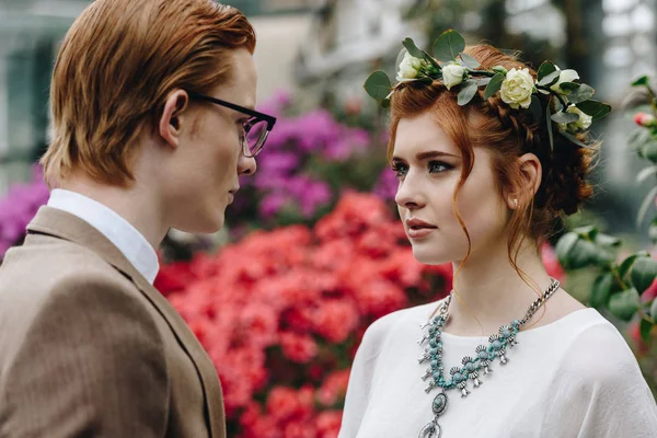 Bonito elegante jovem casal de cabelos vermelhos de casamento olhando um para o outro — Fotografia de Stock