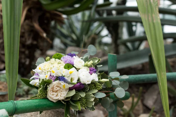Vista de cerca del hermoso ramo de bodas elegante en el jardín botánico - foto de stock