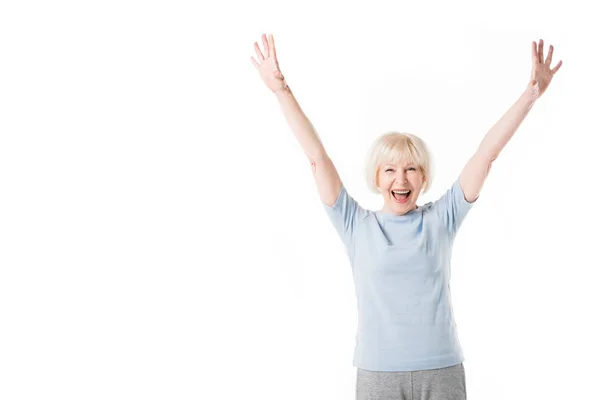 Seniorin steht mit erhobenen Armen isoliert auf weißem Grund — Stockfoto