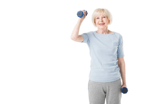 Sportiva anziana sorridente con manubri in mani isolate su bianco — Foto stock