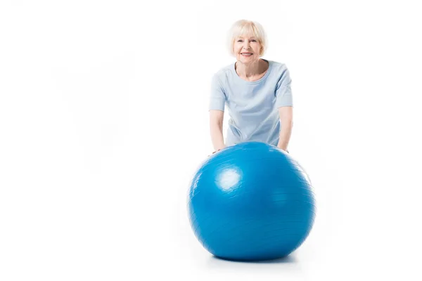 Портрет усміхненої старшої спортсменки з фітнес-кулькою ізольовано на білому — стокове фото