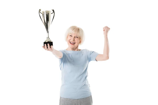 Старшая спортсменка держит трофей в руке изолированный на белом — стоковое фото