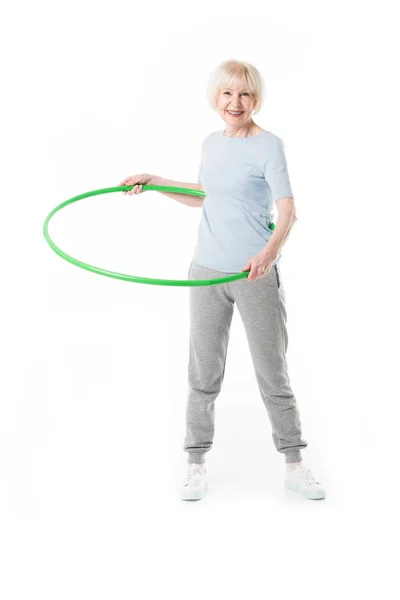 Seniorin macht Hula-Hoop-Übung isoliert auf Weiß — Stockfoto