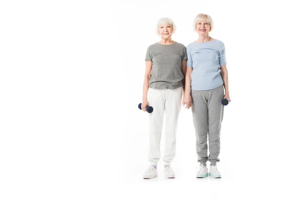 Deux sportives seniors avec haltère à la main isolées sur blanc — Photo de stock