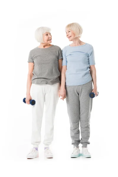 Sportives seniors debout avec haltère à la main isolé sur blanc — Photo de stock