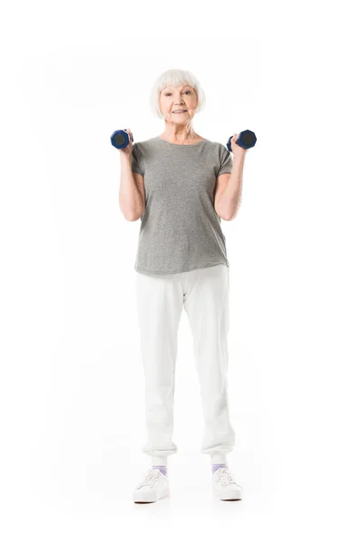 Deportista senior haciendo ejercicio con pesas aisladas en blanco - foto de stock