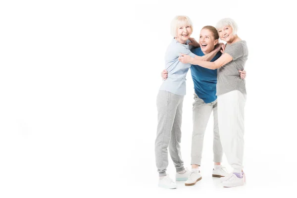 Trois sportives embrassant isolées sur blanc — Photo de stock