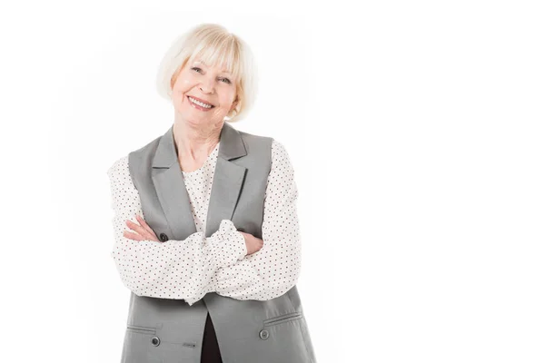 Ritratto di donna d'affari anziana sorridente con braccia incrociate isolate su bianco — Foto stock