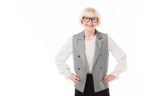 Femme d'affaires âgée élégante et souriante dans des lunettes isolées sur blanc — Photo de stock