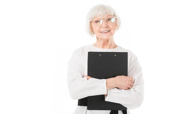 Stilvolle Senior-Geschäftsfrau mit Brille und Klemmbrett in den Händen isoliert auf weiß — Stockfoto