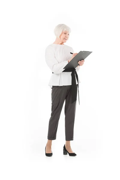 Старша стильна бізнес-леді, що пише на буфері, ізольована на білому — стокове фото