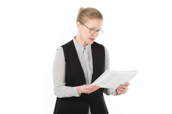 Reife Geschäftsfrau mit Brille liest Zeitungen isoliert auf weißem Papier — Stockfoto