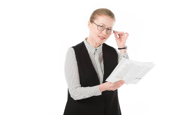 Reife elegante Geschäftsfrau mit Brille und Armbanduhr, die Papiere isoliert auf weiß hält — Stockfoto