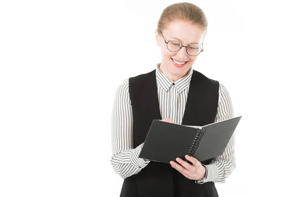 Усміхнена стильна зріла бізнес-леді в окулярах тримає підручник ізольовано на білому — стокове фото
