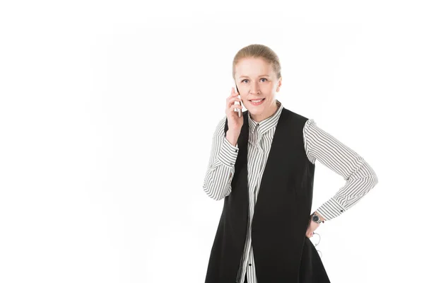 Elegante donna d'affari matura che parla su smartphone isolato su bianco — Foto stock