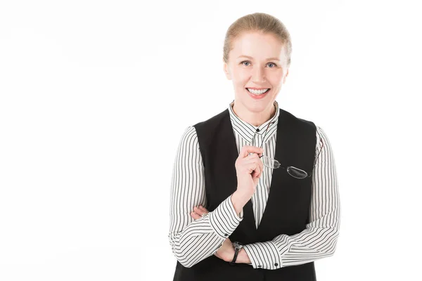 Sonriente mujer de negocios madura con estilo sosteniendo gafas aisladas en blanco - foto de stock