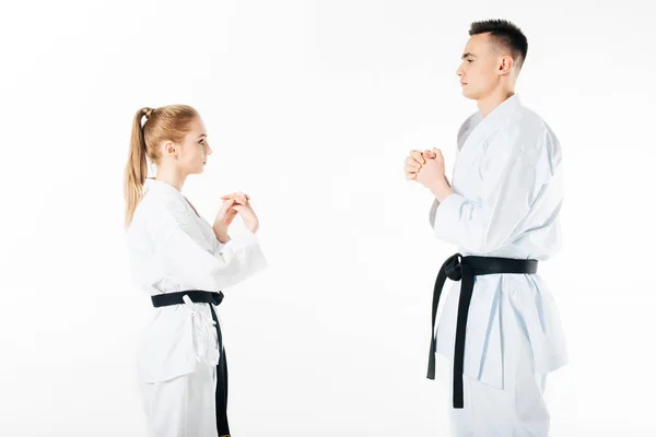 Combatientes de karate estirando los dedos aislados en blanco - foto de stock