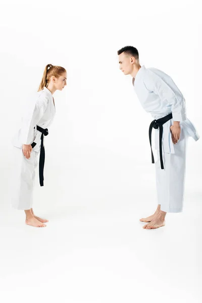 Combatientes de karate saludándose aislados en blanco - foto de stock