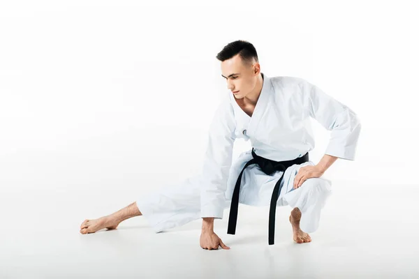 Combattente di karate maschio allungamento isolato su bianco — Foto stock